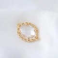 Detailansicht eines ovalen Glassteins in einem strukturierten, vergoldeten Rahmen - Ovaler Strassanhänger Nur (ohne Kette) (NAA01-3) / 2.2cm x 1.4cm / Milchweiß