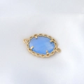 Makro-Detail eines himmelblauen facettierten Edelsteins in Goldrahmen für Schmuck-DIY - Ovaler Strassanhänger Nur (ohne Kette) (NAA01-8)