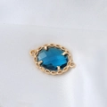 Makroansicht eines ovalen blauen Edelsteinanhängers mit goldener Filigran-Metallfassung - Ovaler Strassanhänger Nur (ohne Kette) (NAA01-10)