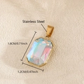 Macro-opname van rechthoekige regenboogsteen hanger met gouden roestvrijstalen basis - Waterdruppel Hanger Alleen (Zonder Ketting) / Veelkleurig