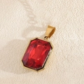 Macro-opname van een rechthoekige rode edelsteen hanger met vergulde metalen rand - Waterdruppel Hanger Alleen (Zonder Ketting) / Rood
