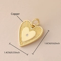 Detalle del colgante de sobre con forma de corazón en cobre bañado en oro con un cristal - Corazón de Zirconia Chapado en Oro (NAK09-3)