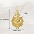 Dettaglio macro di un ciondolo Sacro Cuore in rame placcato oro 18K con misure - un solo ciondolo, senza catena / Forma di Cuore Radiante (NAG01-7) / Oro