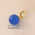 Detalle de colgante ojo de gato azul de 0,8 cm con aro dorado y medidas del tamaño - Cuenta Azul Chapada en Oro (NAK10-3)
