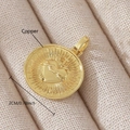 Vista macro di un ciondolo Sacro Cuore da 2cm in rame con placcatura in oro 18K - un solo ciondolo, senza catena / Stile Disco Tondo Radiante (NAG02-7) / Oro