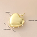 Vista macro de un colgante de corazón de 2,2 cm en cobre bañado en oro y perlas blancas - Corazón Gordito Chapado en Oro (NAK11-2)