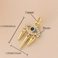 Detalle macro del colgante Evil Eye bañado en oro con circonitas y tres puntas colgantes - Ojo Chapado en Oro (NAK11-7)
