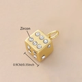 Detalle del colgante de dado bañado en oro con piedras de circón, tamaño 0,9 cm - Dado Chapado en Oro (NAK12-1)