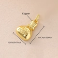 Detalle macro del colgante de bolsa Fairy Dust de cobre dorado con medidas 1,6cm por 1,2cm - Bolsa de Dinero Chapada en Oro (NAK07-7)