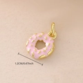 Vista macro de un dije de dona de esmalte rosa de 1,2 cm con detalles dorados y talla - Donut Chapado en Oro (NAK07-10)