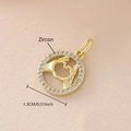 Detalle macro del colgante de oro de 1,3 cm con halo de circón y gesto de corazón - Mano de Corazón Redonda Chapada en Oro (NAK11-3)