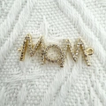 Επιχρυσωμένο μενταγιόν Mom 18k με λευκά ζιργκόν για χειροποίητα κοσμήματα - Επιχρυσωμένο Pavé Mom (NAC03-3)