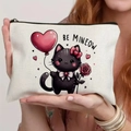 Pochette bianca in tela con gatto nero che tiene un cuore e scritta Be Mineow - Gatto con Cuore (TSND71-2)