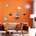 Primer plano de pegatinas de pared de flores 3D de acrílico con efecto espejo en fondo naranja - Plateado