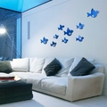 Detalle de pegatinas de pared de pájaros de espejo acrílico azul en salón de estilo moderno - Azul