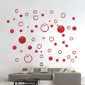 Detalle macro de adhesivos de pared 3D de acrílico rojo con acabado de espejo en pared blanca - Rojo