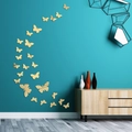 Vista macro de pegatinas de pared de mariposas 3D con espejo dorado en pared moderna - Dorado