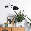 Détail de stickers muraux éléphants mignons en acrylique avec cœurs sur un mur blanc - Éléphant Mignon [Noir]