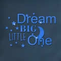 Detalle macro de pegatina de pared 3D de acrílico con letras Dream Big y estrellas - Azul