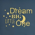 Detalle macro de los adhesivos de pared Dream Big en acrílico dorado con estrellas - Dorado