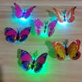Set di 6 adesivi murali a farfalla LED 3D colorati con basi luminose per decorazioni - Farfalla Lampeggiante Multicolore a Strato Singolo