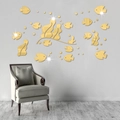 Detailweergave van 3D gouden acryl spiegel vis muurstickers in een moderne woonkamer set - Goud