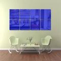 Detailansicht von acht quadratischen blauen Acryl-Wandspiegeln im modernen Wohnzimmer - 5x5cm Quadrat / Blau