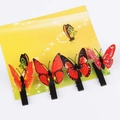 Set mit vier bunten realistischen Schmetterlings Haarklammern auf gelber Karte - 4.5CM / Rot