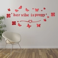 Adesivi murali specchio acrilico rosso con farfalle e testo Her Vibe is Pretty per decoro - Rosso