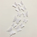 Vue détaillée de stickers muraux papillons 3D blancs en PVC avec des ailes pliables - Blanc