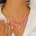Détail du collier de perles roses avec trois pendentifs ruban rose portés par le mannequin - Collier Pendentif en Perles Roses (7979)