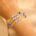 Detalle de tres pulseras de cuentas K-POP con nombres MIRA ZOEY RUMI y perlas de color - Combinación Multicolor Facetada Transparente