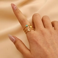 Détail d'une bague triple épaisseur en or 18 carats avec motifs soleil, lune et turquoise - Style Ouvert Multicouche Lune et Étoile (9040)