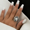 Dettaglio anello geometrico minimalista con gemma grigio scuro e fascia lucida - Anello Geometrico Irregolare (S122) / Argento