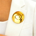 Spilla minimalista a spirale dorata in acciaio inossidabile su blazer bianco - Oro