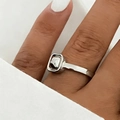 Anello minimalista in argento S925 con testa rettangolare arrotondata sulla mano - Anello Decorativo Rettangolare (S130) / Argento
