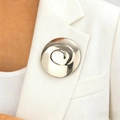 Spilla a spirale chic in acciaio inossidabile lucido argento sul risvolto di un blazer - Argento