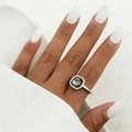 Anello minimalista in argento con gemma grigia taglio cushion indossato sulla mano - 10 Bianco K S260 (Anello)