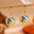 Nahaufnahme von Volleyball-Ohrhängern mit blau-gelb-weißer Emaille-Verarbeitung - Volleyball Ohrringe (11487)