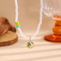 Vue détaillée d'un collier de perles avec un pendentif volley-ball coloré et perles d'accent - Collier Volley-ball (11339)
