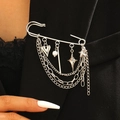Détail d'une broche épingle argentée avec breloques cœur et étoile et chaînes multicouches - Style Étoile Cœur (6993)