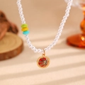 Gros plan d'un collier de perles avec un pendentif de basket rouge et noir aux bords dorés - Collier Basketball (11322)