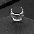 Herrenring in Silberoptik mit großem schwarzem Onyx-Stein und schwarzem Pavé-Besatz - US 7 / Antiksilber Größe 7