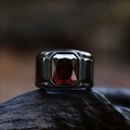 Herren Vintage-Ring in Gunmetal-Optik mit rechteckigem rotem Zirkonia-Stein - US 7 / Mattschwarz Rot