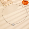 Elegante silberne Metall-Taillenkette mit Frangipani-Anhänger und polierten Perlen - 56 Weißgold-Ton Radiale Blume (K-882)