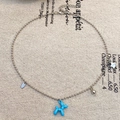 Dettaglio ravvicinato di un ciondolo a forma di cane palloncino blu su collana argento - Cane Palloncino Blu (4796)