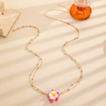 Detailaufnahme der goldenen Perlen-Taillenkette mit rosa-weißer Plumeria-Blütenanhänger - 54 KC-Gold Rosa Frangipani (K-880)