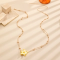 Detail der goldenen Perlen-Taillenkette mit Plumeria-Blüte unter Jalousieschatten - 53 KC-Gold Frangipani Doppellagig (K-917)