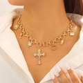 Primo piano della collana a catena dorata con ciondoli a croce e cuore sulla modella - Ciondolo Multiplo Con Strass (0448)