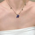 Schicke Silberperlenkette mit einem leuchtend blauen Ballonhund-Anhänger für Damen - Hellblauer Ballonhund Rundperlenkette (11 White K 4800)